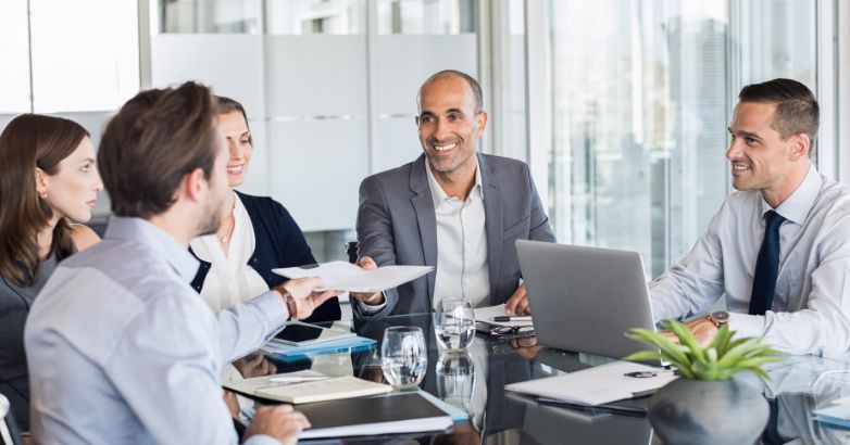 O departamento de marketing está desenvolvendo uma nova plataforma de afiliados para obter ajuda de profissionais de marketing de todo o mundo para vender seus produtos.