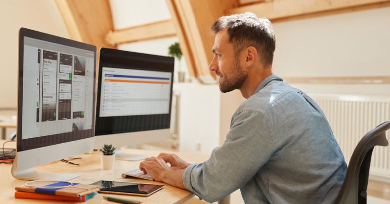 قبل إعادة تصميم موقع ويب ، ضع في اعتبارك الأهداف والجمهور المستهدف وأداء موقع الويب الحالي وتجربة المستخدم والعلامة التجارية والميزانية لضمان إعادة تصميم ناجحة.