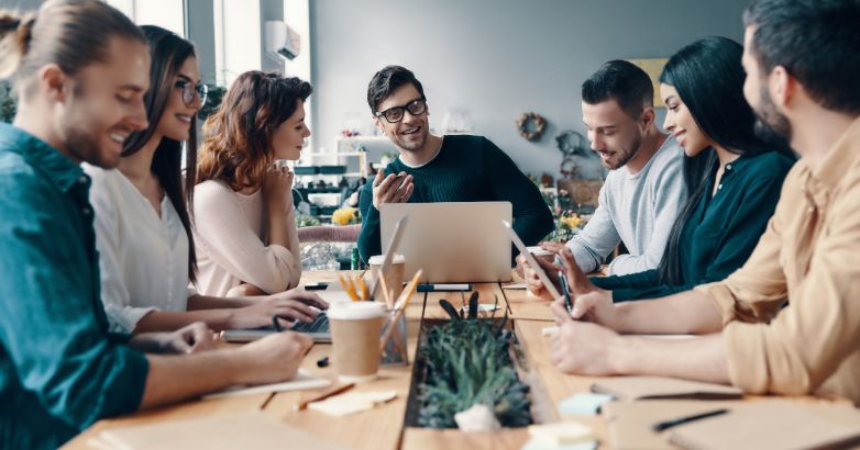 一家重要网络机构的营销团队正在讨论针对房地产的其他营销策略。