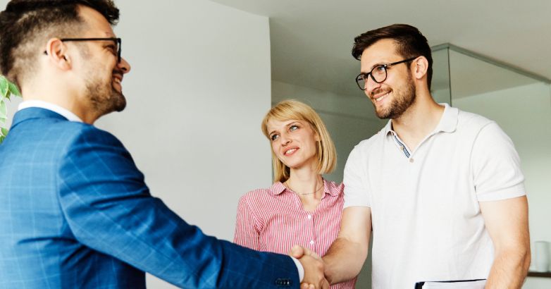 通过创建具有视觉吸引力的内容、突出物业的独特功能和优势、利用有针对性的广告以及提供卓越的客户服务，使用物业营销吸引潜在客户。