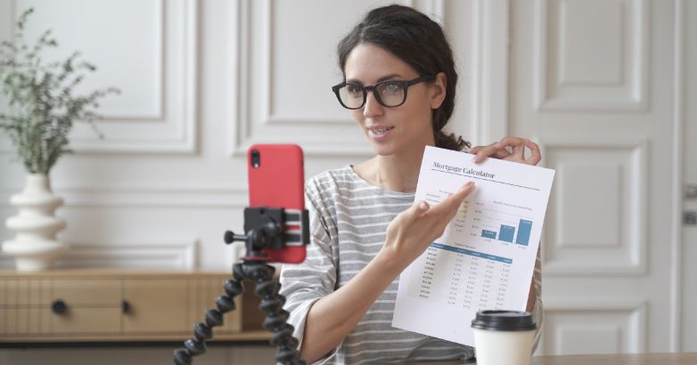 房地产营销中的社交涉及利用社交媒体平台与潜在客户建立联系、建立关系并通过提供有价值的内容和与社区互动来建立权威。