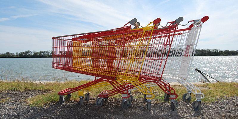 海岸線に沿った 4 つのショッピング カート