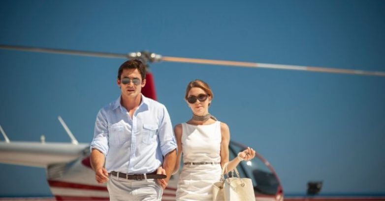 Marcas de luxo são produtos ou serviços premium associados a altos níveis de qualidade, exclusividade e prestígio. Eles normalmente têm preços mais altos do que seus concorrentes e atendem a consumidores abastados que buscam experiências excepcionais e símbolos de status. As marcas de luxo podem incluir moda sofisticada, joias, automóveis, imóveis e viagens, entre outros. Exemplos de marcas de luxo incluem Chanel, Louis Vuitton, Ferrari e The Ritz-Carlton.