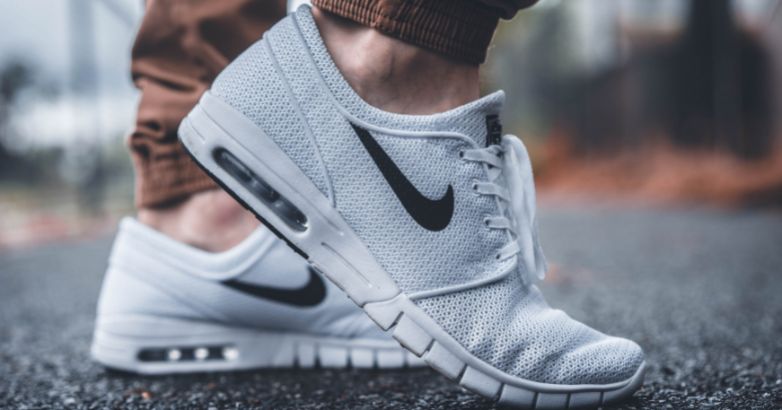 Para criar um logotipo de marca, defina os valores e a personalidade da marca, pesquise o público-alvo e os concorrentes e trabalhe com um designer qualificado para criar um logotipo simples, memorável e exclusivo que represente efetivamente a marca e ressoe com seu público.