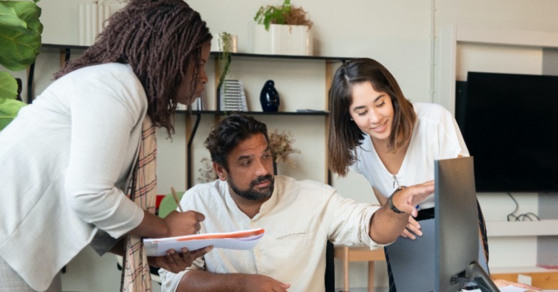 يعمل فريق تحسين محركات البحث على تحسين مُحسّنات محرّكات البحث في موقع الويب البيطري.