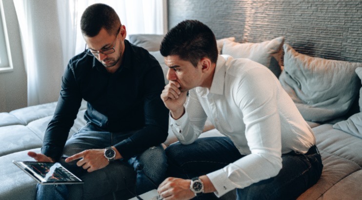 طبيب بيطري يجمع شهادات أصحاب الحيوانات الأليفة وردود الفعل الإيجابية لبناء الثقة.