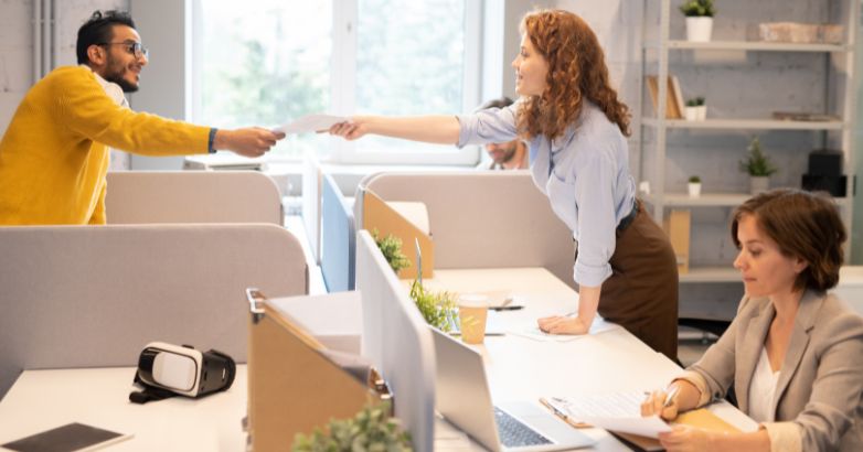 يتعاون فريق تحسين محركات البحث (SEO) مع أحد خبراء بناء الروابط لجمع الروابط الخلفية.