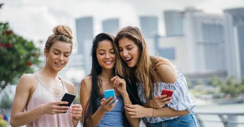 一部のインフルエンサーは、ソーシャル メディア マーケティングの助けを借りて観光地を売り込んでいます。