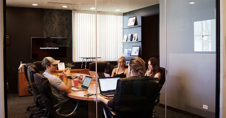 コンテンツ ディレクターは、ブランドの B2B ストーリーテリングを準備するためにチームと話し合っています。