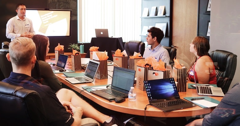 コミュニケーション ディレクターは、B2B ストーリーテリングに関する 3 つの重要なケース スタディを示しています。