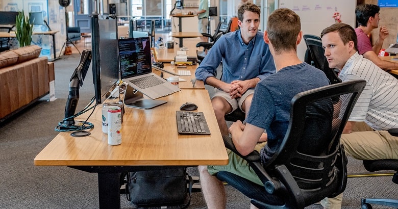 ある重要な Web エージェンシーのマーケティング チームが、ブランドにとっての B2B ストーリーテリングの重要性について話し合っています。