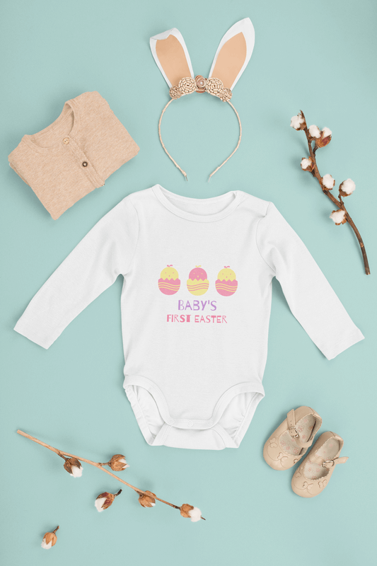 부활절 테마 복장을 갖춘 아기 Onesie의 모형