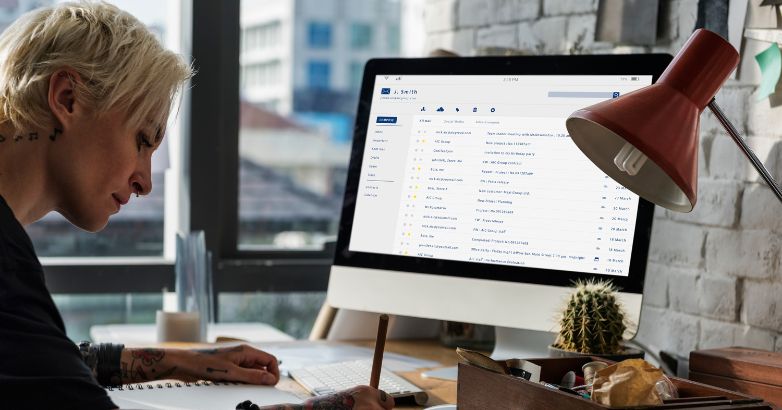 Rédactrice écrivant une histoire pour s'engager avec ses prospects dans des campagnes de marketing par e-mail.