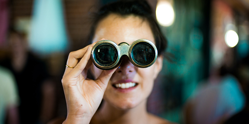 una mujer usando binoculares