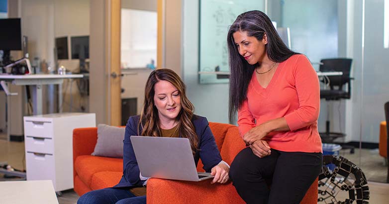 ผู้จัดการฝ่ายการตลาดกำลังให้คำแนะนำกับพนักงานของเธอเพื่อกระตุ้นการตลาดทางอารมณ์ของบริษัท