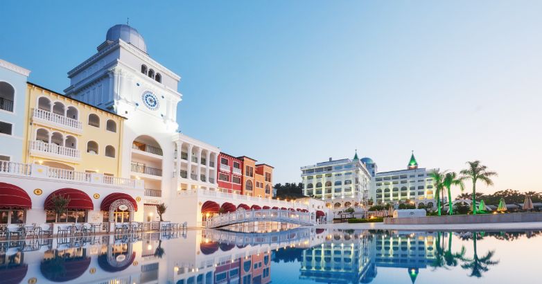 O fotografie a unui hotel de lux în care mulți călători visează să stea o noapte.