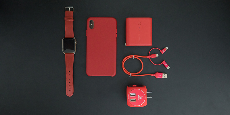 Apple [produse precum ceas, iPhone, căști și încărcător pe un birou negru