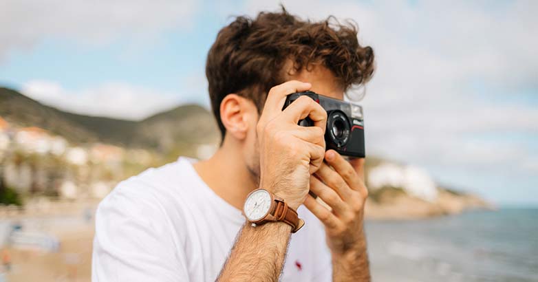 ถ่ายภาพชายคนหนึ่งสวมนาฬิกาหรูที่ซื้อจากตลาดประจำภูมิภาคแคลิฟอร์เนีย