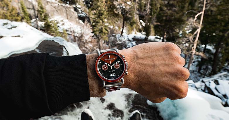 ชายสวมนาฬิกาสุดหรูหลังจากสังเกตเห็นแนวโน้มตลาดในปี 2023