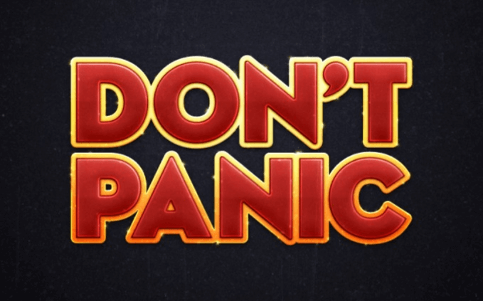 Les mots "Don't Panic" du Guide de l'auto-stoppeur de la galaxie.
