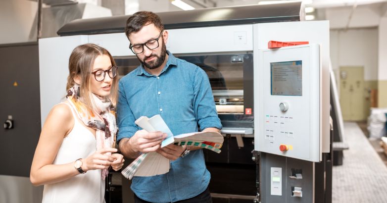 Un fabricant présente ses produits à un client obtenu grâce au marketing digital.