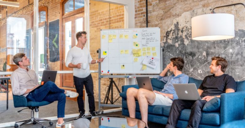 數字營銷專家討論價值、使命和願景。