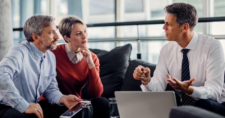 ตัวแทนประกันกำลังใช้คำแนะนำเพิ่มเติมเมื่อเจรจากับลูกค้าของเขา