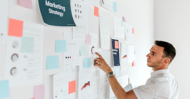 El director del departamento de marketing está definiendo el calendario de publicación de contenidos.