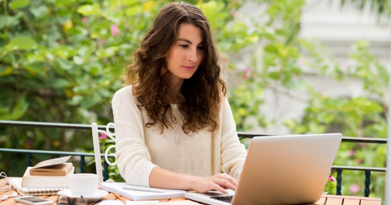 La redactora está aplicando consejos para mejorar su marketing de contenidos.