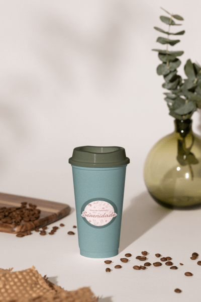 Kaffeetassenmodell mit einer ästhetischen Umgebung mit Kaffeebohnen M32223