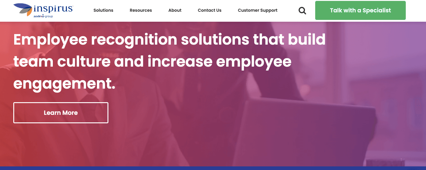 Gradienty są dość konwencjonalne, ale to podejście do gradientów jako poprawiające wrażenia użytkownika i przepływ jest gorącym trendem twórców stron internetowych, który prawdopodobnie się utrzyma.