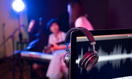 10 maneras de sobresalir como nuevo artista musical por Eric Dalius