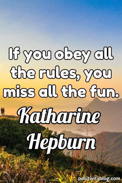 Citazione: "Se obbedisci a tutte le regole, ti perdi tutto il divertimento". - Katharine Hepburn