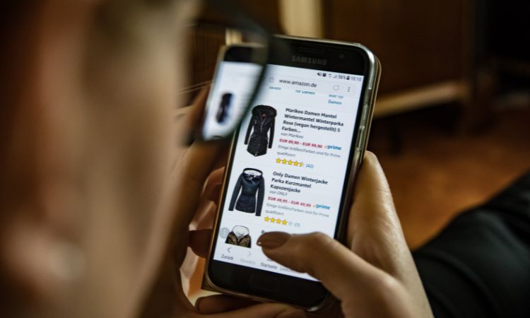 Amazon'da stoksuz satış için araştırma yapan kişi