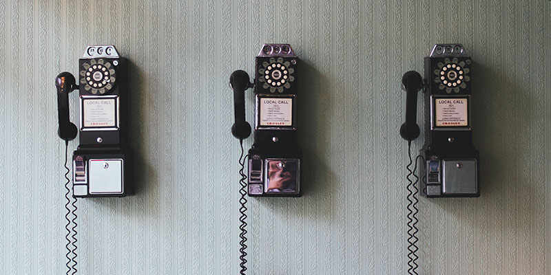 Tre telefoni vintage su una parete