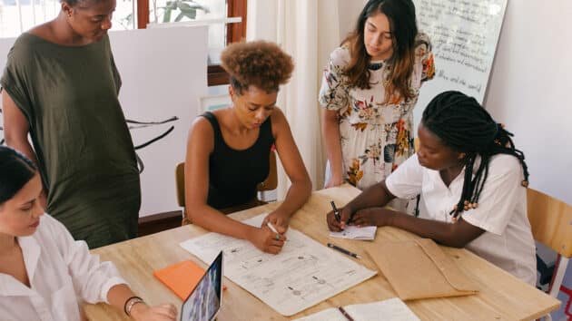Anticipe les tendances médiatiques et s'occupe de la gestion de crise