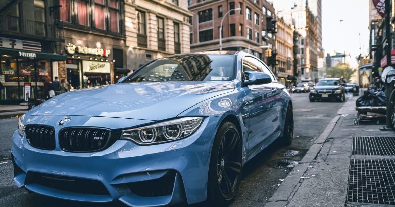 Um modelo BMW recém-comprado na concessionária está dominando o mercado.
