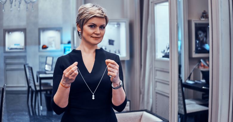 Uma joalheria está tirando fotos de seus produtos para promover sua marca aos assinantes do boletim informativo.