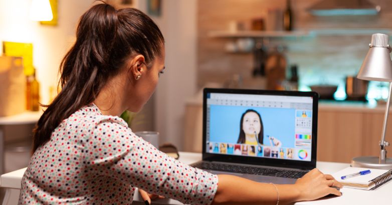 營銷專家正在為她的下一篇博文製作英雄形象