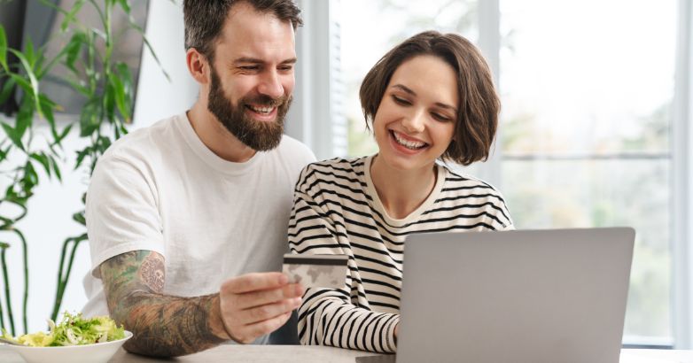 電子商務採用了完美的 b2c 策略，兩個訪問者剛剛轉化為客戶。