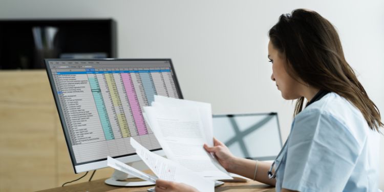 mulher em um computador fazendo um trabalho de codificador médico