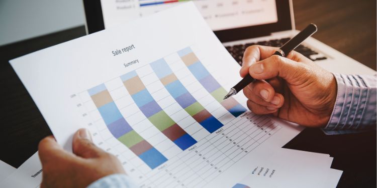 pria bekerja pekerjaan aktuaris melihat laporan