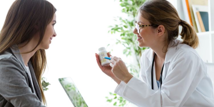 Ahli gizi berbicara dengan pasien