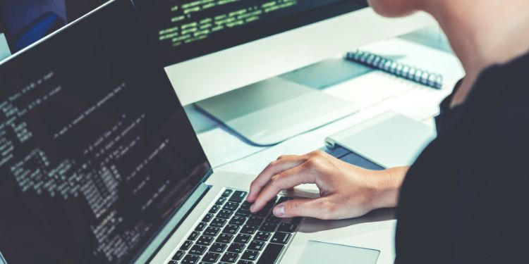 pengembang web bekerja di komputer