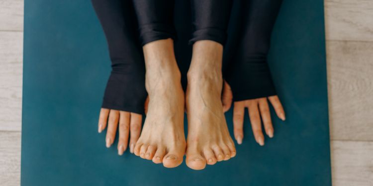 mãos e pés em um tapete de ioga