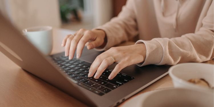 escritor independiente escribiendo en una computadora