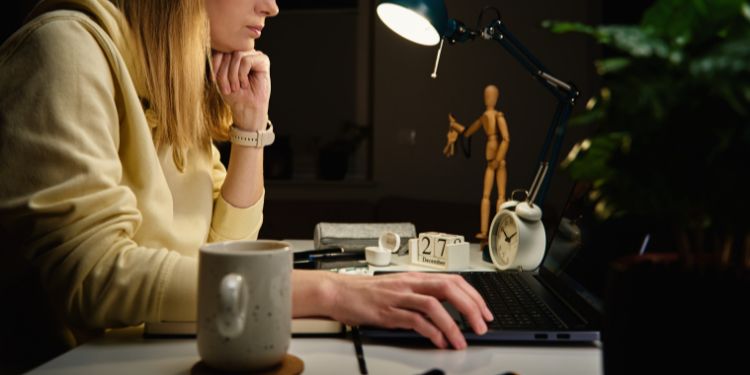 blogger care lucrează până târziu la computerul ei