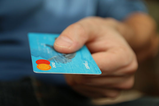 bancă-afacere-credit-card-debit-finanţare-plată