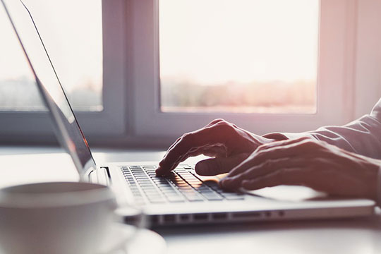 laptop-desk-work-office-seo-marketing-design-sviluppo