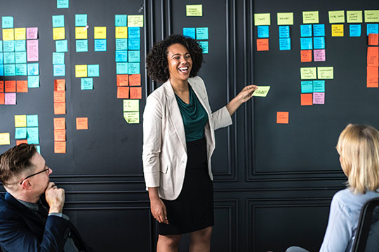 모바일-앱-개발자-디자이너-팀-작업-회의